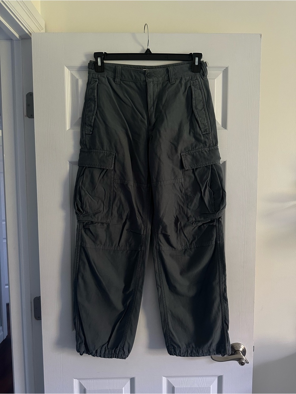 Size 4 TNA Aritzia Women’s Trooper Cargo Pants Charcoal Gray Utility Parachute - Picture 3 of 10